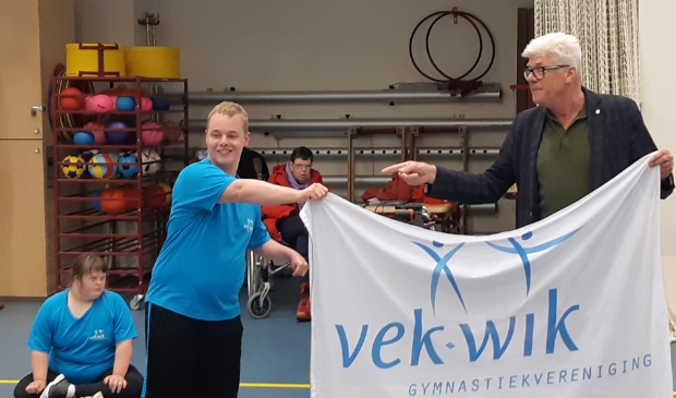 <p>Jorick ontving maandag speciale vlag uit handen van wethouder Luyckx.</p>