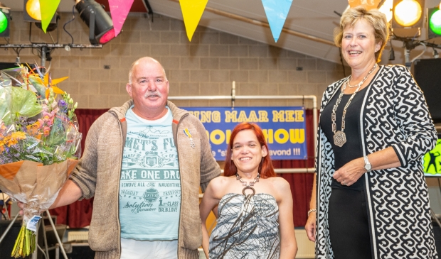 <p>Harry Ruitenberg ontving uit handen van burgemeester Marjan van Kampen de Koninklijke Onderscheiding.</p>
