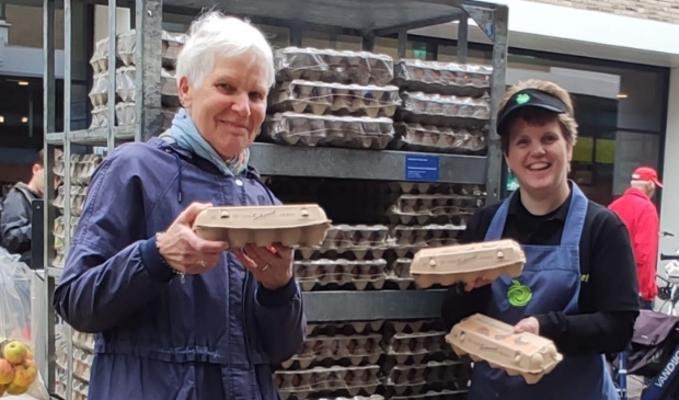 <p>Jenny Alberts heeft eierer4en gedoneerd aan de Voedselbank, rechts Pauliene Boerefijn van De Goudreinet.</p>