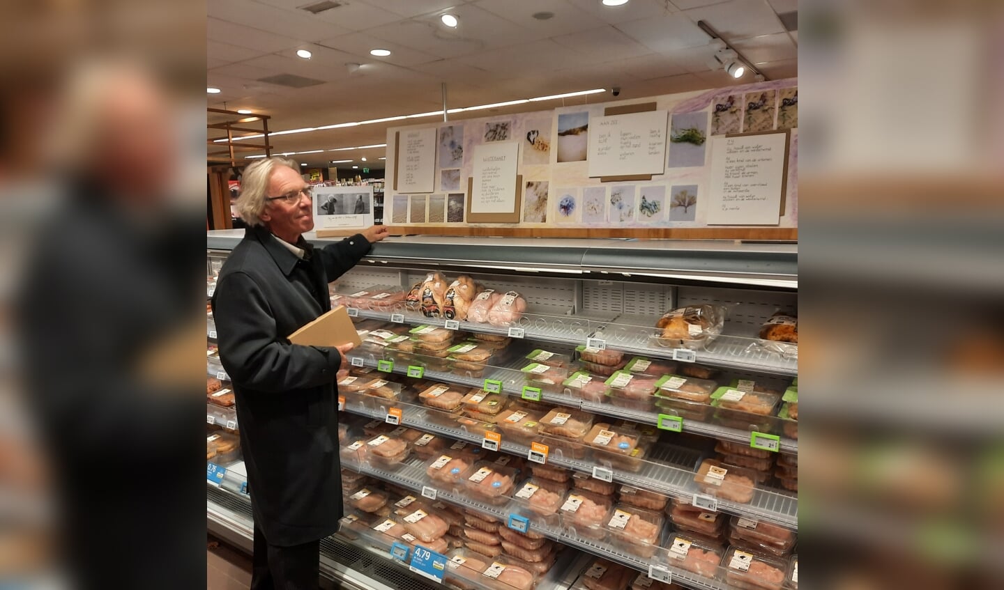 “Je moet er als de kippen bij zijn!” Dorpsdichter Arij van der Vliet bij zijn gedichten boven het kippenvak in de supermarkt.