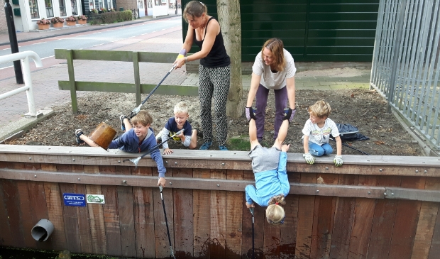 <p>Jong en oud doen aan de schoonwandelingen mee</p>