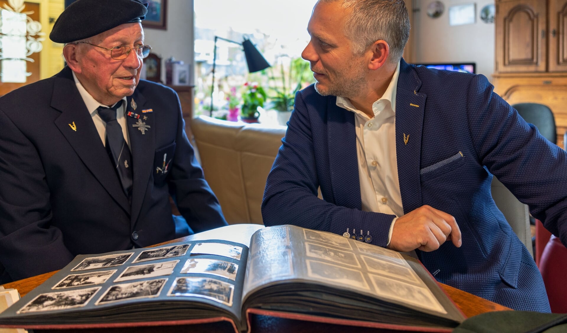 Twee Langedijkers, Jan Willem Cornelissen (95) en Gerben Bak (45) hebben de Veteranendag standaard genoteerd in hun agenda. 