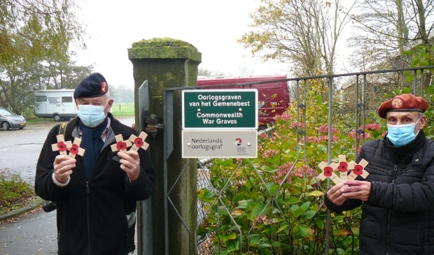 <p>Veteranen plaatsen ‘poppies’.</p>