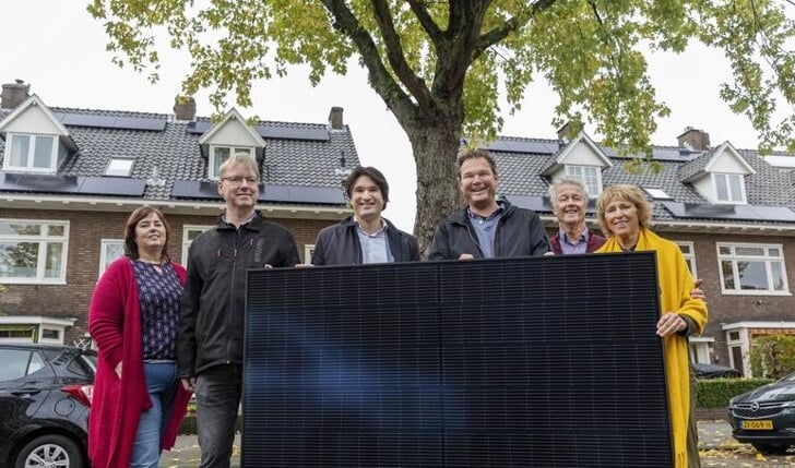 In de Zaanenlaan is een proef gedaan met een gezamenlijk legplan voor zonnepanelen.