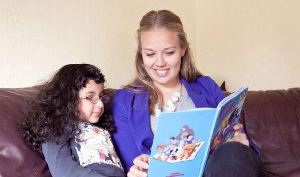 <p>Monique leest Ayla voor.</p>