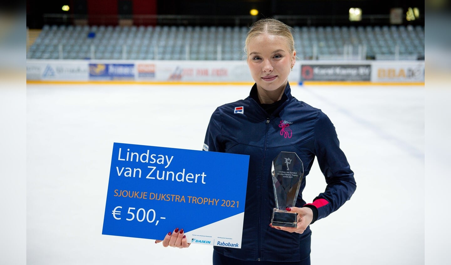 Lindsay van Zundert heeft zojuist de Sjoukje Dijkstra Trophy 2021 ontvangen uit handen van de naamgeefster. 
