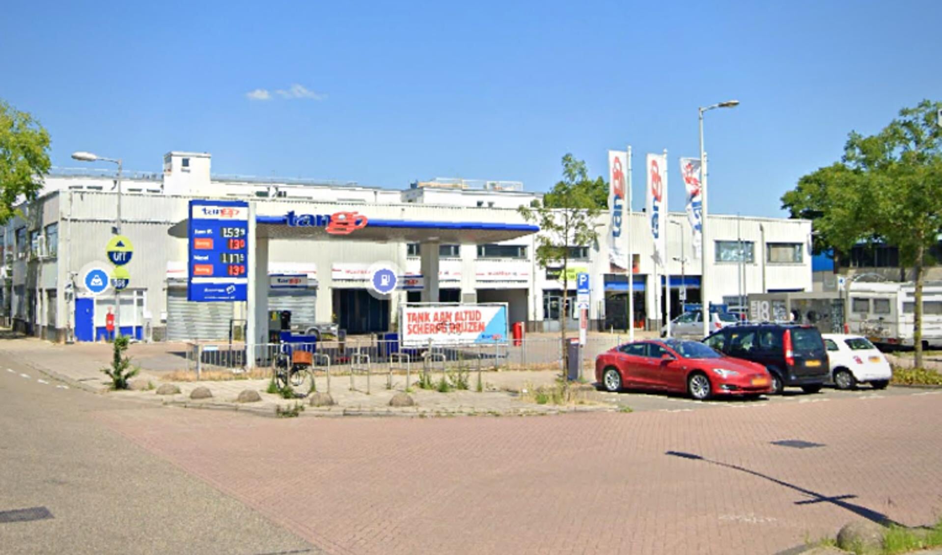 Het tankstation aan het Gedempt Hamerkanaal.