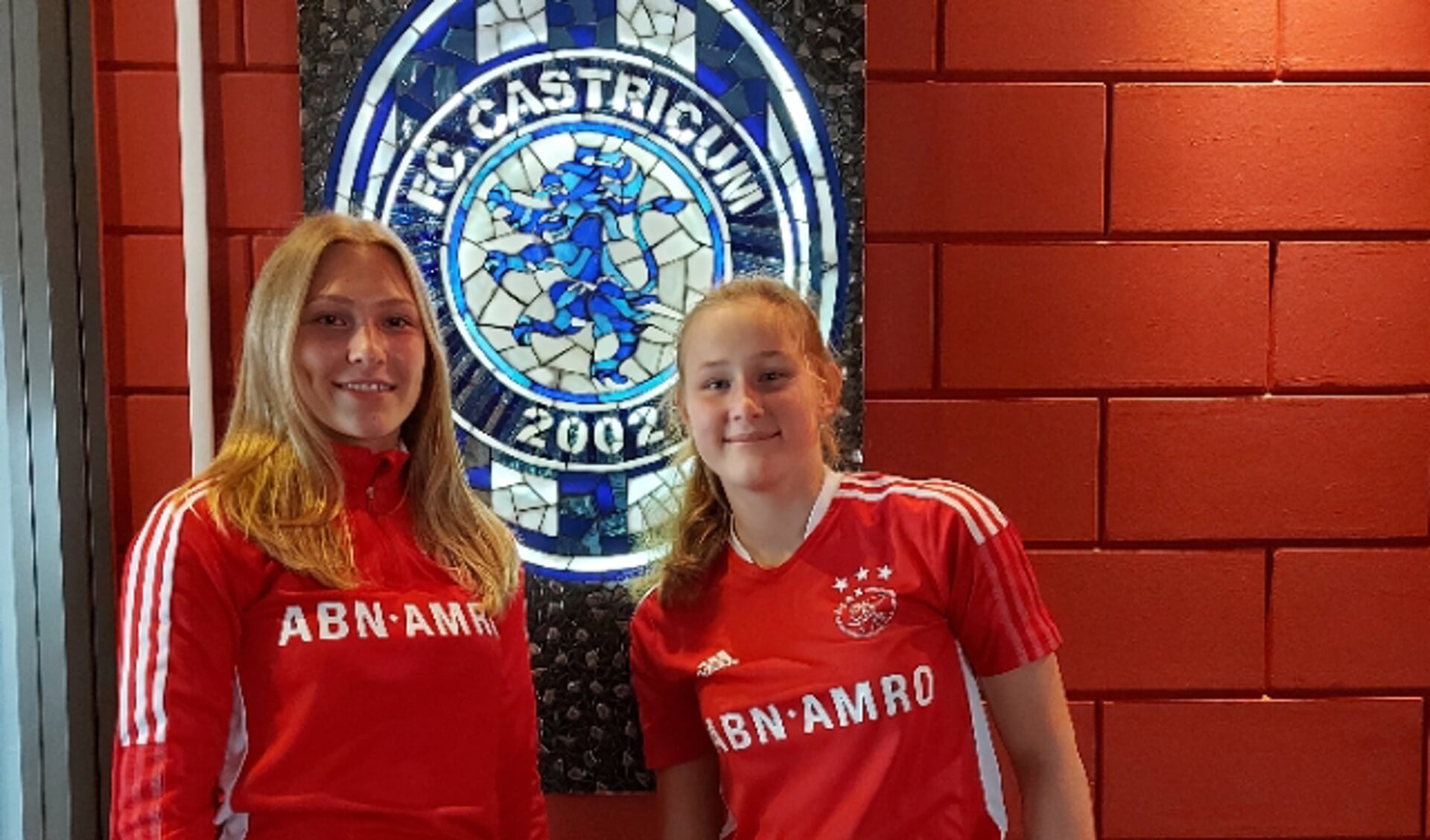 Djoeke de Ridder en Lisa Stengs in hun Ajax-shirts.