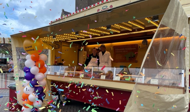<p>De kermis werd woensdagmiddag feestelijk geopend bij de oliebollenkraam. </p>