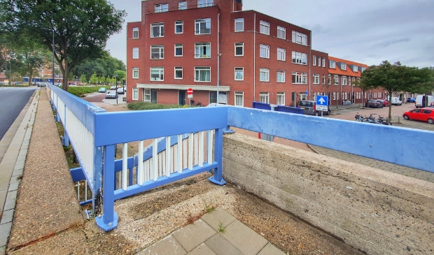 Trap aan de Rijnstraat naar de Maasboulevard geblokkeerd met een hekje.
