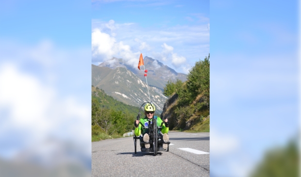<p pstyle="KOP">De Haarlemse handbiker Sandra beklom de top van een Val Thorens-berg voor de Cliniclowns.</p>