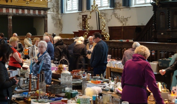 <p>Rommelmarkt in de Broekerkerk. </p>
