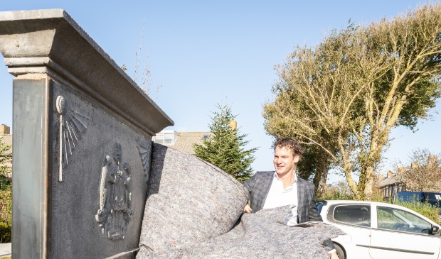 <p>Wethouder Jelle Beemsterboer onthulde de gedenksteen.</p>