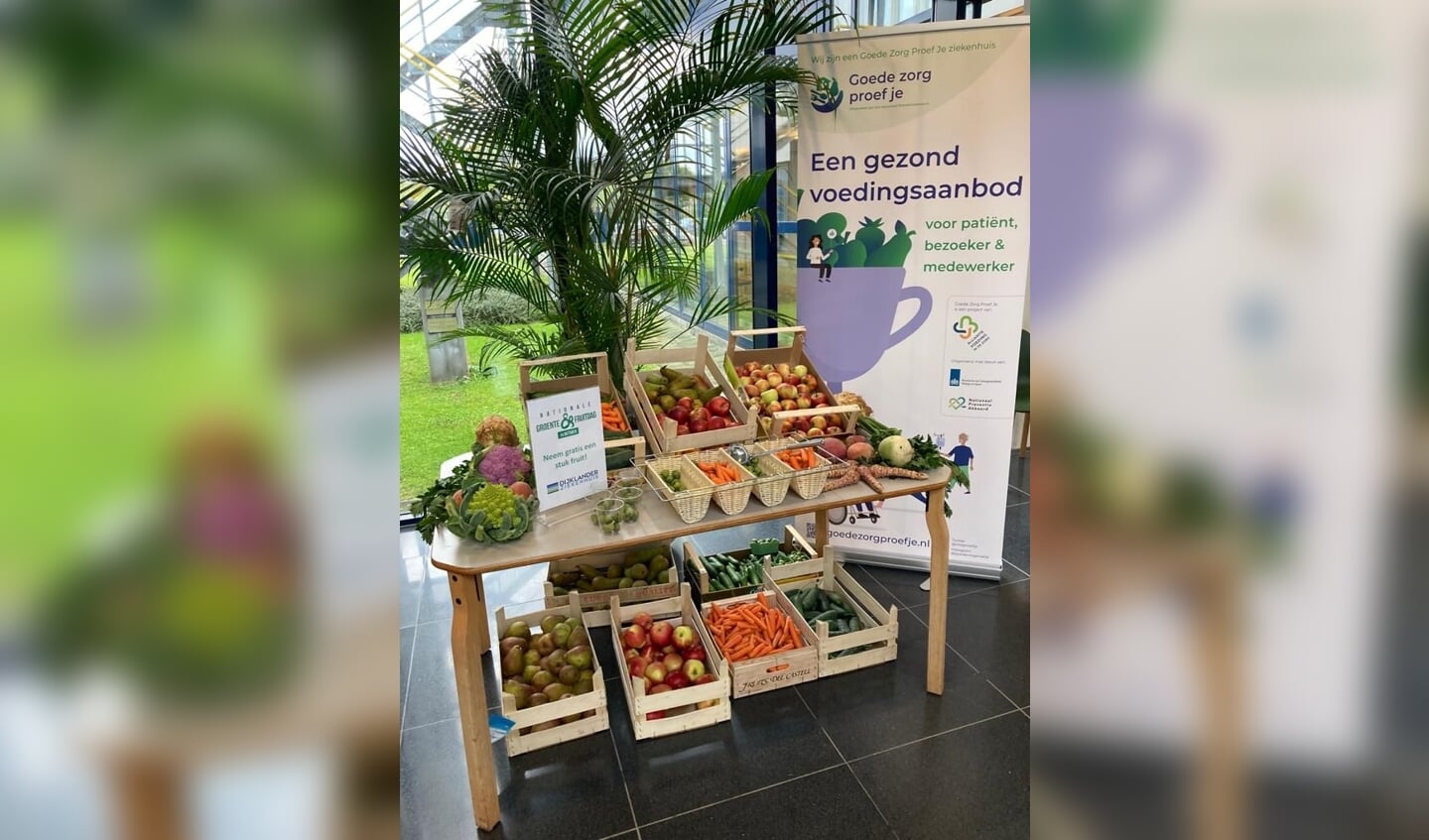 Kleurrijke groente en fruit van lokale telers in de centrale hal van het Dijklander Ziekenhuis Purmerend.