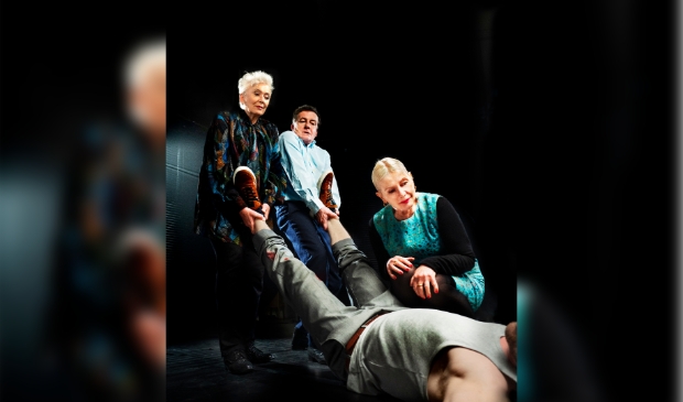 <p>Theatergrootheden Johnny Kraaijkamp, Trudy Labij, Doris Baaten en het Zaanse nieuwe talent Thijs Prein zetten het publiek voortdurend op het verkeerde been in de thrillerkomedie Hoog Spel.</p>