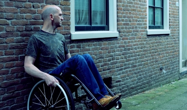 <p>Melvin op een historisch stukje Purmerend, in het moordenaarssteegje.</p>