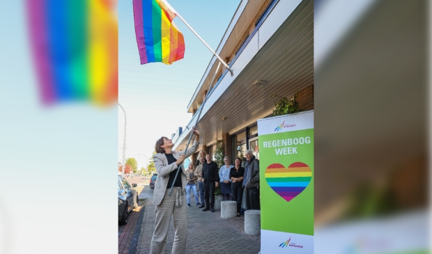 Hijsen van regenboogvlag