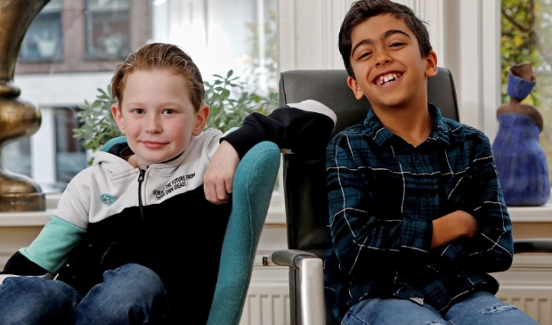<p>Sven en Taim vragen aandacht voor Wereldstotterdag.</p>