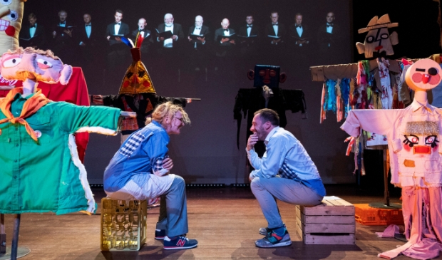 <p>Scène uit de muzikale voorstelling 'Niet de vaders'.</p>