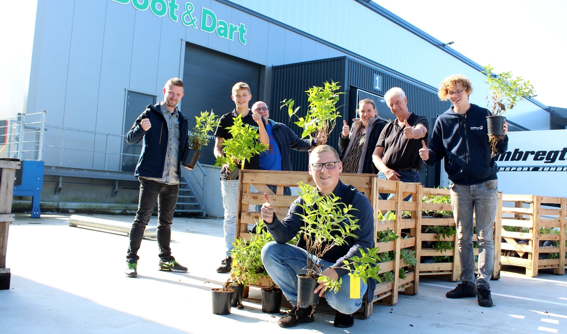 Kwekerij De Pauze heeft de eerste planten geleverd. Vlnr: Peter van Midden, Moos, Frank Vergeer, Hylke Homan, Marcel van Beek, Sem, vooraan Jamie.