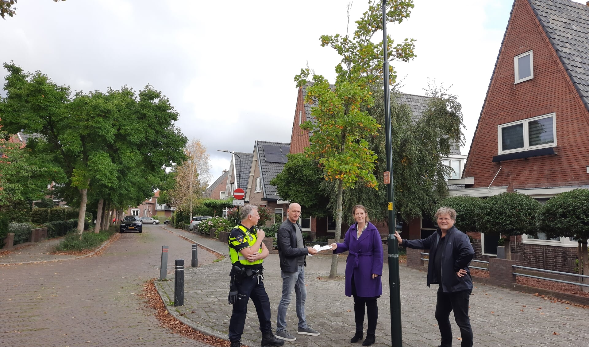 Wijkagenten Erwin Webbe, Johan de Wilde, de burgemeester en een van de meelopen buurtbewoners inspecteren een wijk op inbraakgevoeligheid. 