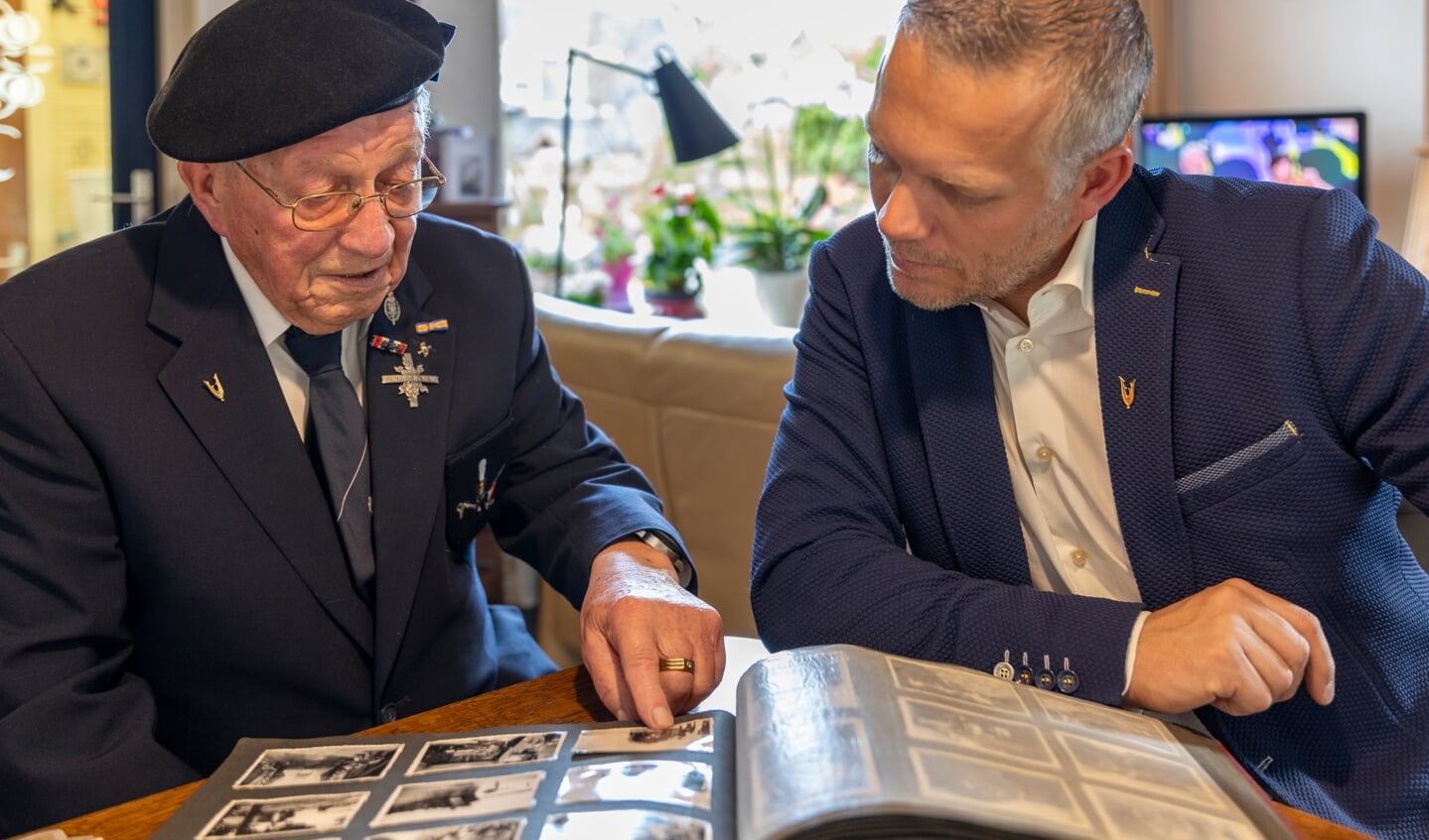 De veteranen Jan Willem Cornelissen (links) en Gerben Bak kijken naar de foto's die gemaakt zijn in Nederlands Indie.