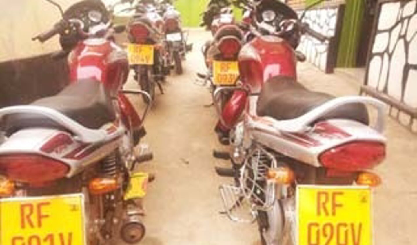Zes nieuw motorfietsen waarmee jonge mannnen in Rwanda als taxichauffeur in hun eigen onderhoud kunnen voorzien.