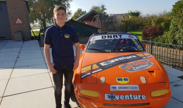 <p>Chris met zijn Mazda. Zijn vader doet thuis het onderhoud. </p>