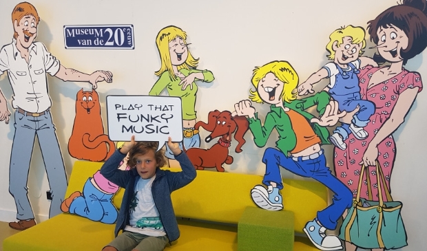 <p>Maak op de bank van Jan, Jans en de Kinderen een selfie en maak kans op een JJK-pakket.</p>