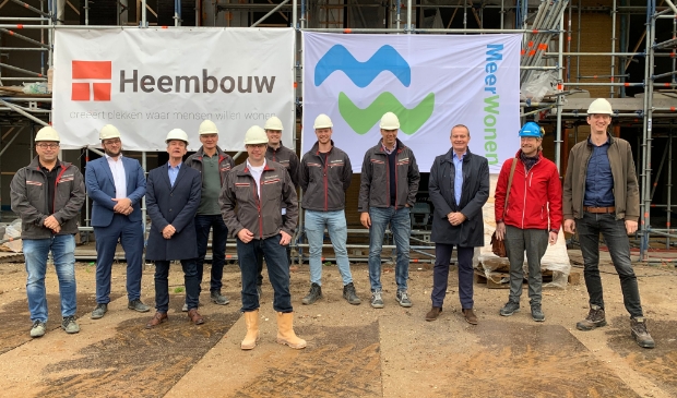 <p>Het gaat vlot met de bouw van het appartementencomplex van MeerWonen in Roelofarendsveen. </p>