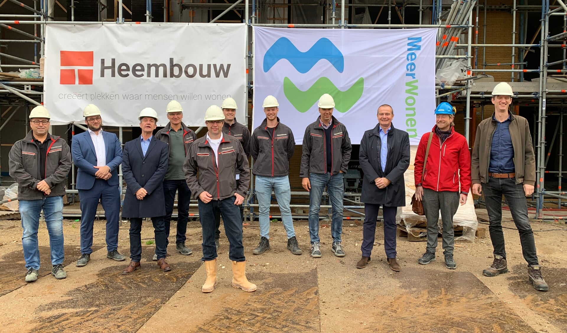 Het gaat vlot met de bouw van het appartementencomplex van MeerWonen in Roelofarendsveen. 