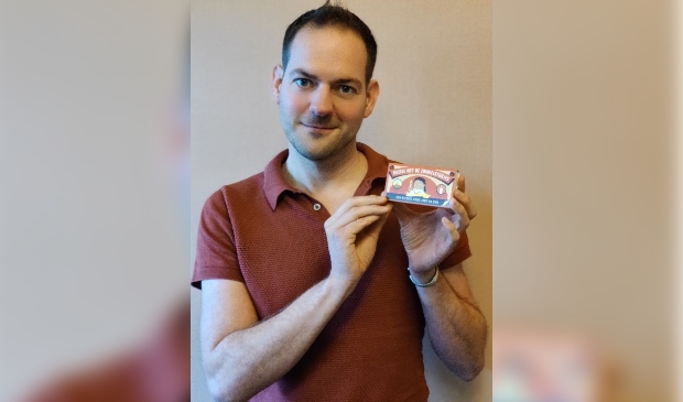 <p>Lucas De Man met het speciale luciferdoosje.</p>
