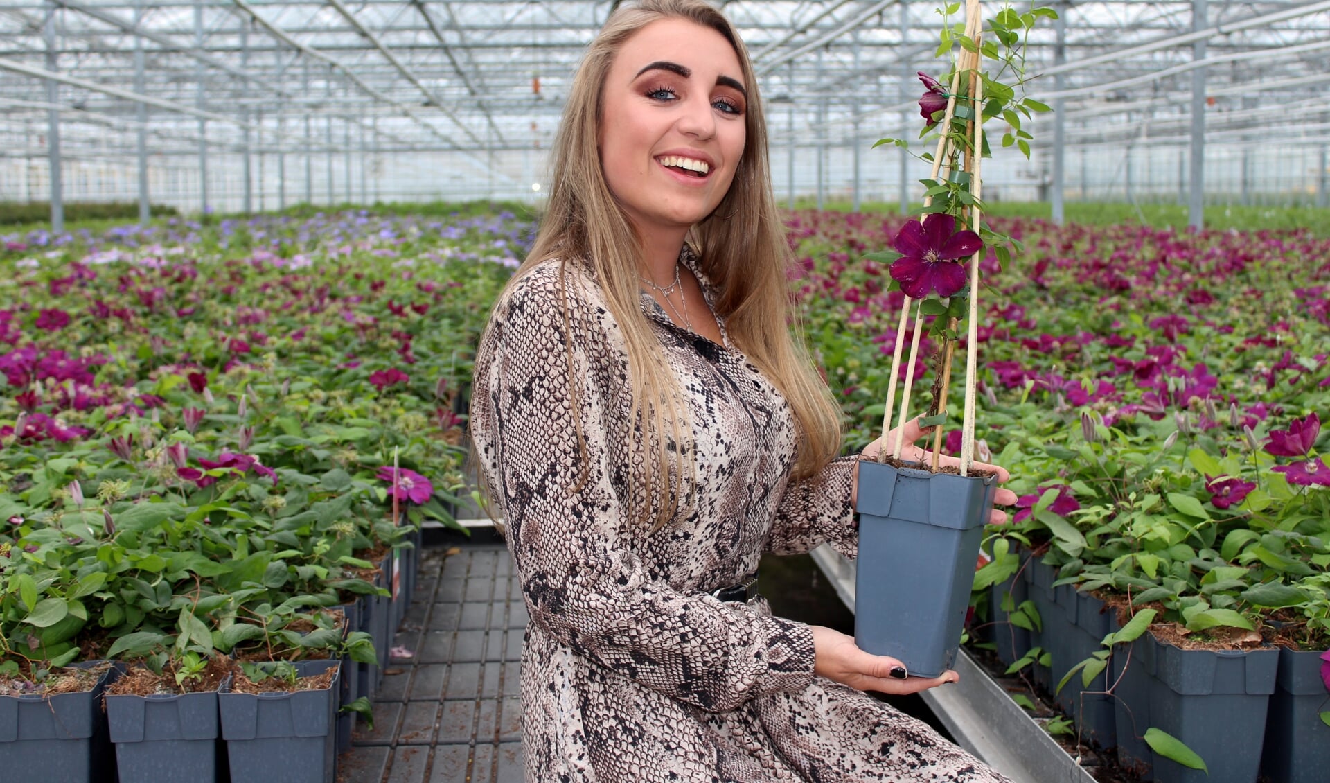 Paulina Skowron (24) houdt van planten en studeerde commerciële economie. Ze combineert het in haar werk als e-commerce specialist in de boomkwekerij. 
