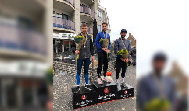 <p>Podium heren 10KM. 1 Michiel de Ruiter, 2 Joeri Slagter en 3 Joshua de Vriend.</p>