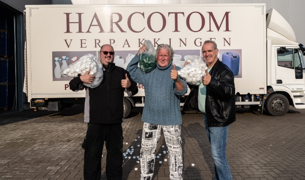 <p>Co van Assendelft Van Wijck (Harcotom), John Buter en Georges Lotze met een deel van de plastic doppen.</p>