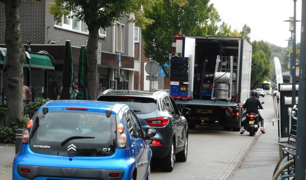 Automobilisten staan in de file in de Burgemeester Mooijstraat.
