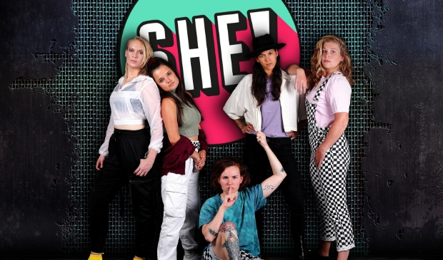 <p>SHE (foto) en Little Stef vullen zaterdag 16 oktober het hoofdpodium van Flora Live in Flora in Boskoop. </p>