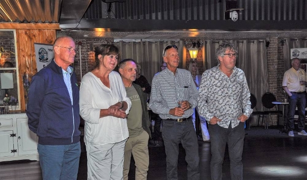<p>De vijf pensionado’s van ’t Groen: Nico Minnaard, Anne de Koning, Harry Dormans, Jan Geleynse en Harm Hakkoer, tijdens het afscheid in ‘t Prikkewater.</p>
