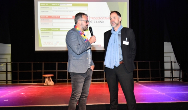 <p>Bas Husslage, (l) manager van de Zaanse Beursvloer, mocht van notaris Rik Jacobs van Zaannotarissen horen dat er matches zijn gemaakt met een gekapitaliseerde waarde van maar liefst 73.050 euro. </p>