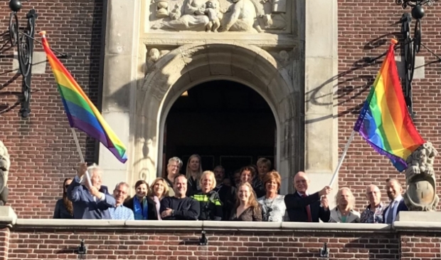 <p>Vertegenwoordigers van maatschappelijke-, sport- en culturele organisaties zijn erbij als de wethouders met de vlag zwaaien. </p>