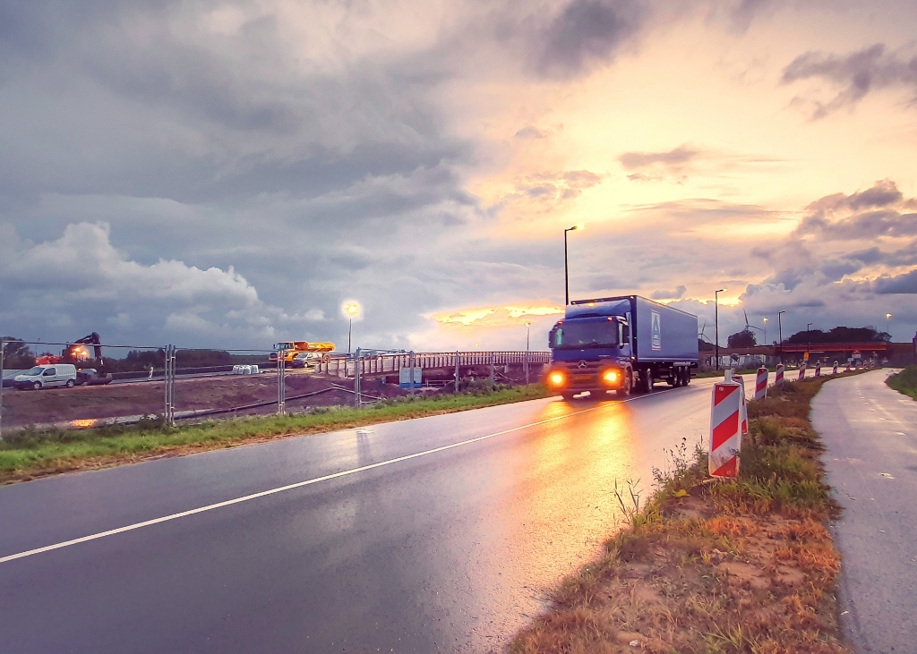 De vrachtwagen rijdt nog over de Maassluisedijk ter hoogte van het bouwterrein van de Blankenburgverbinding, sinds afgelopen zaterdag is deze situatie veranderd.