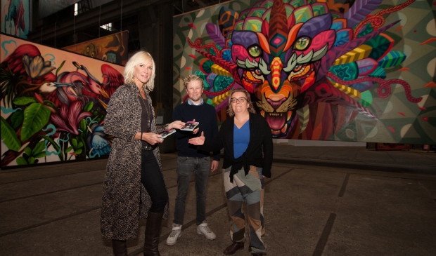 Uitreiking door Iemke Boorsma aan Esther Lagendijk en David Roos in het STRAAT museum.