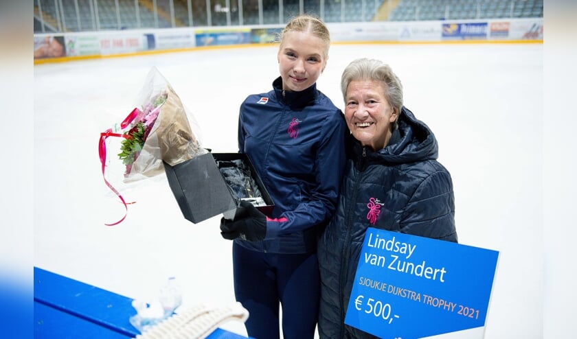 <p>Lindsay van Zundert heeft zojuist de Sjoukje Dijkstra Trophy 2021 ontvangen uit handen van de naamgeefster</p>
