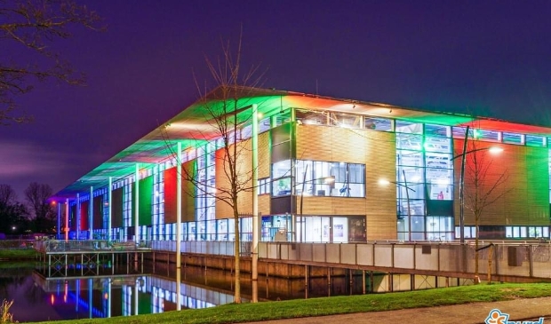 <p>Het Leeghwaterbad bij avondlicht in regelboogkleuren.</p>