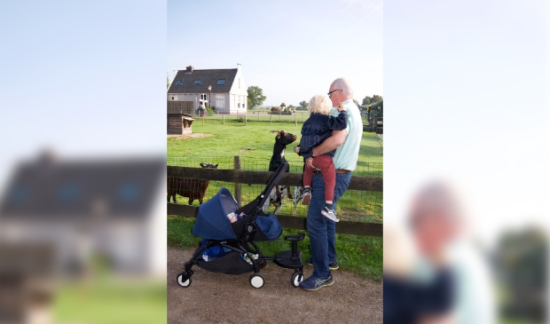 <p>Hoogendoorn met zijn kleinzoons. </p>