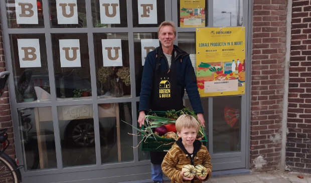 <p>Roel Sluitman en zijn zoon voor de nieuwe Buurderij</p>