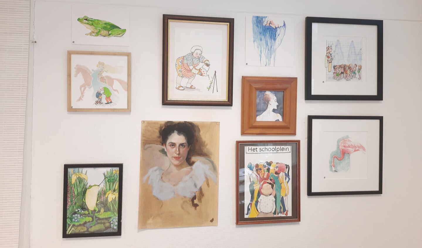 Enkele werken van Hanna Looye hangen in het atelier aan de wand.