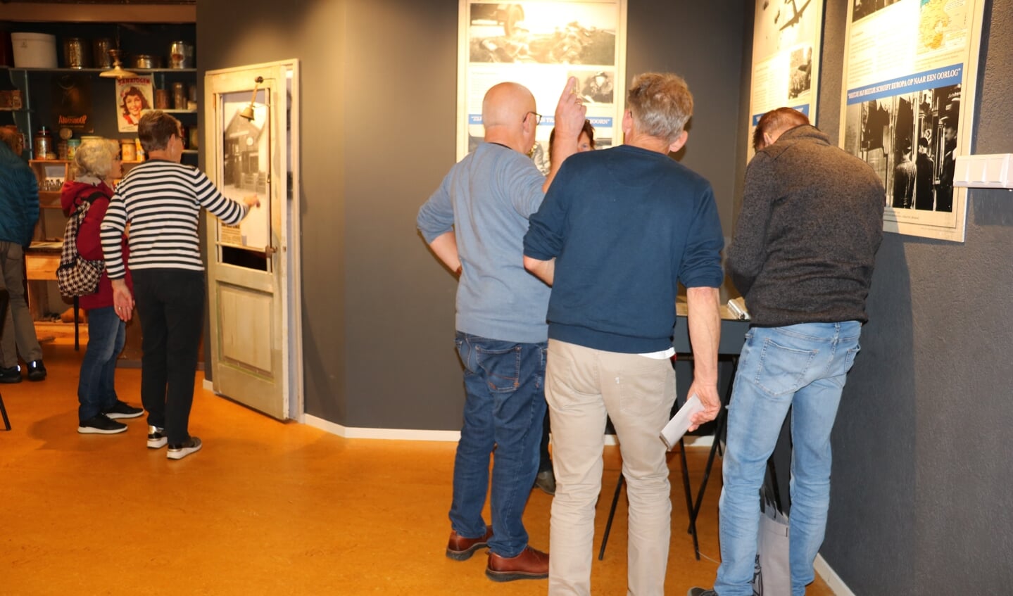 Bezoekers wilden graag meer weten over de onderwerpen van de tentoonstelling.