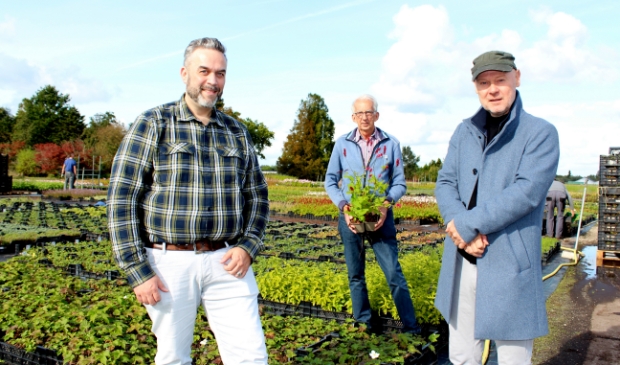 <p>Scriptschrijver Jan Tekstra doet inspiratie op bij de kwekerij van Nico Rijnbeek (met plant). Links theatermaker Jean-Paul Karting.</p>
