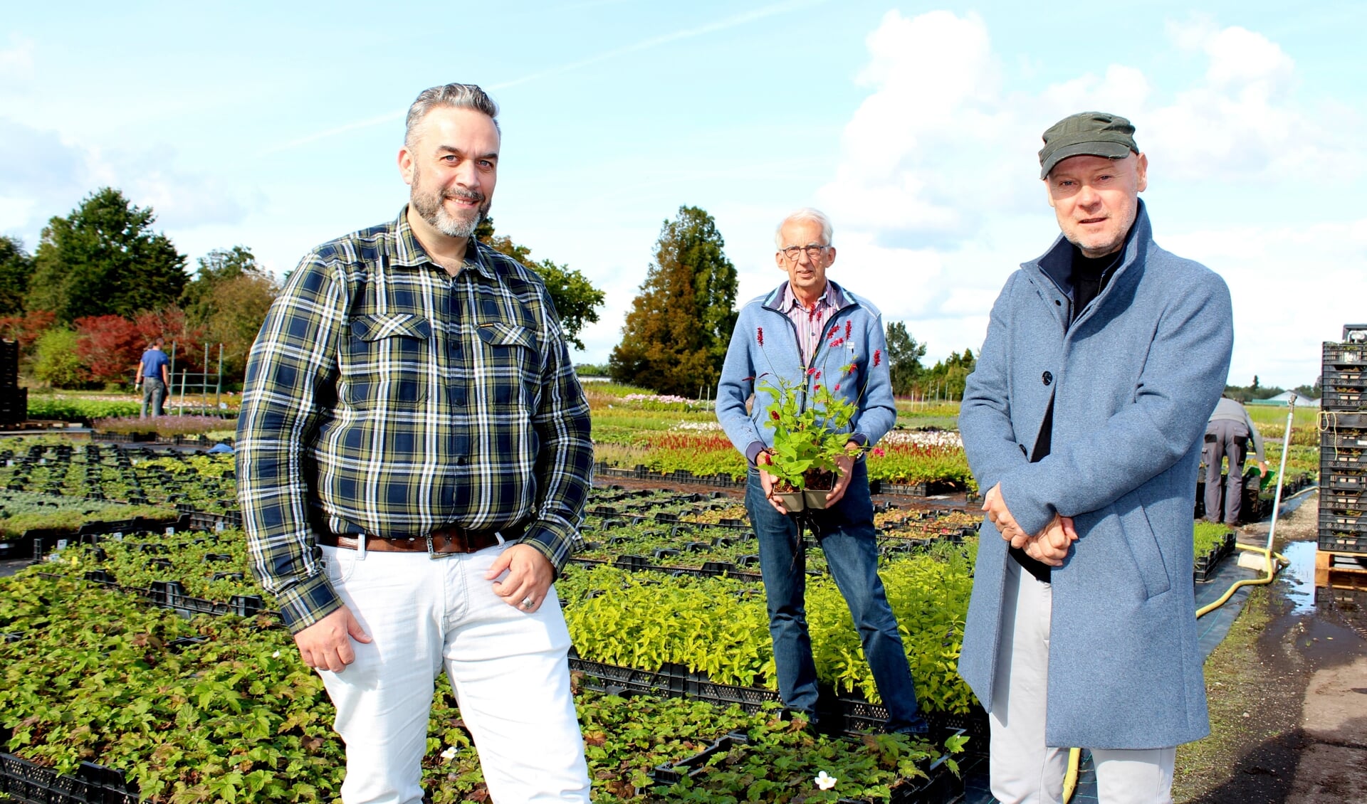 Scriptschrijver Jan Tekstra doet inspiratie op bij de kwekerij van Nico Rijnbeek (met plant). Links theatermaker Jean-Paul Karting.